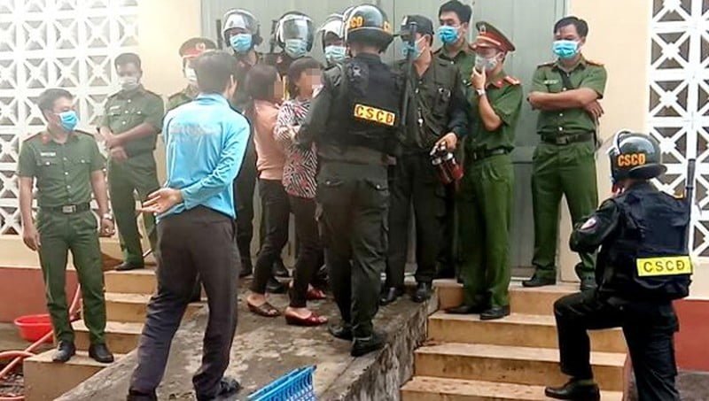 Người nhà nạn nhân tử vong do tai nạn 'làm loạn' nhà xác ở Bình Phước Người nhà nạn nhân tử vong do tai nạn 'làm loạn' nhà xác ở Bình Phước