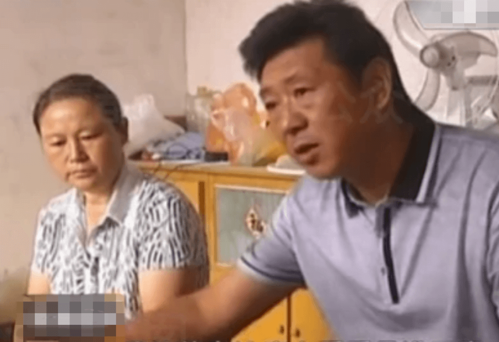 Bố mẹ nuôi của Lưu Thượng Thượng.
