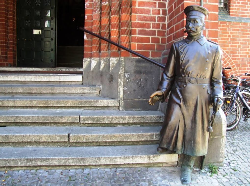Tượng Wilhelm Voigt ngoài tòa thị chính thành phố Köpenick ngày nay. Ảnh: Mein Berlin.