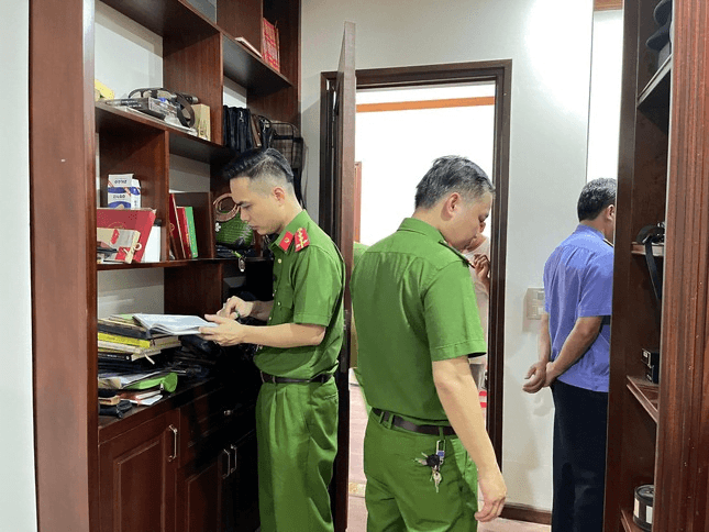 Thi hành lệnh khám xét tại nhà bị can của CSĐT tại thành phố Lào Cai. Ảnh: ANTV Lào Cai. Thi hành lệnh khám xét tại nhà bị can của CSĐT tại thành phố Lào Cai. Ảnh: ANTV Lào Cai.