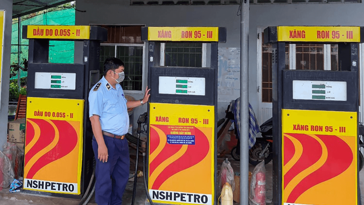 Vi phạm trong kinh doanh xăng dầu - Vấn đề nhức nhối thời gian qua Vi phạm trong kinh doanh xăng dầu.
