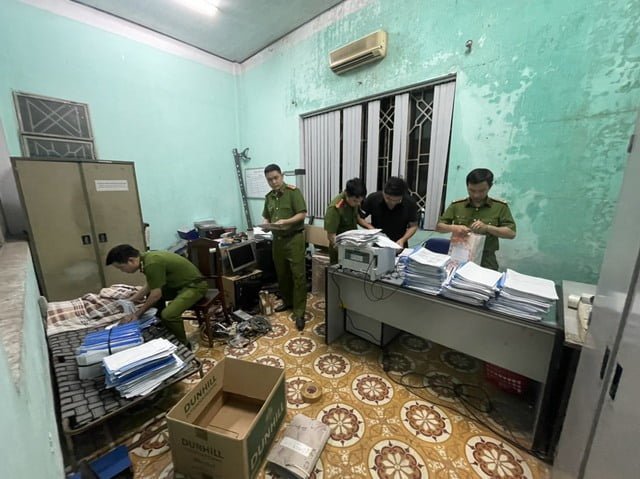 Khám xét 2 Trung tâm đăng kiểm tại Đà Nẵng - Ảnh 2. Cơ quan điều tra thực hiện kiểm tra tại Cơ quan Đăng kiểm.