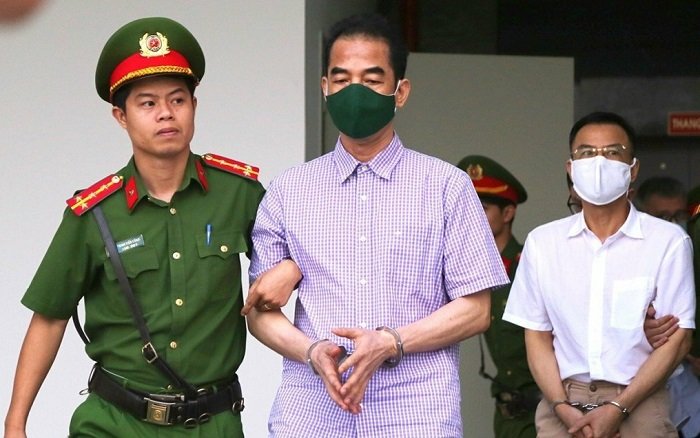 Cựu Thứ trưởng Bộ Ngoại giao nhận hối lộ "vì nể nang" Cựu thứ trưởng Ngoại giao Tô Anh Dũng rời phiên toà xét xử vụ án
