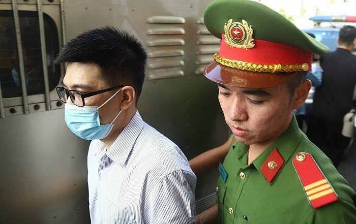 Cựu trợ lý Phó thủ tướng nhận hối lộ 4,2 tỷ đồng Bị cáo Nguyễn Quang Linh bị công an bắt giữ