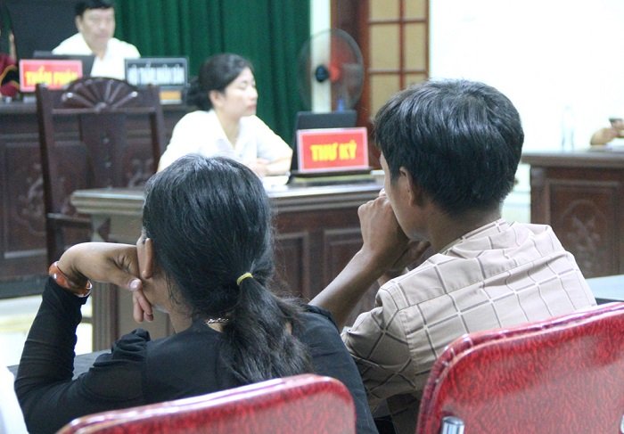Người phụ nữ ở Nghệ An bị anh rể lừa bán sang Trung Quốc làm vợ Vân và chồng tại phiên toà xét xử vụ án.