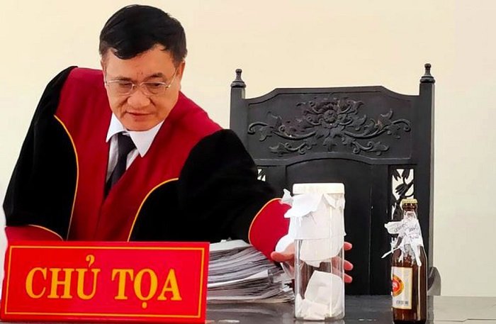 Công ty Sabeco bị khởi kiện vì bán sản phẩm lỗi Chủ toạ phiên toà xem xét tang vật vụ án.