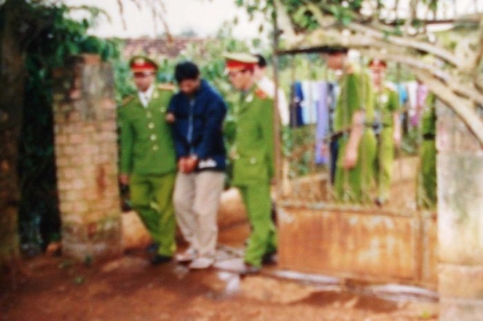 Hung thủ sát hại bé gái từ 17 năm trước liên tục kêu oan Tưởng Đăng Thế bị công an áp giải, năm 2006.