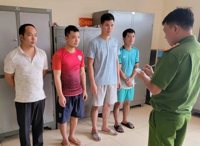 Nhóm nhân viên bốc xếp hành lý ký gửi bị bắt vì hành vi trộm cắp tài sản Nhóm đối tượng tại cơ quan công an.