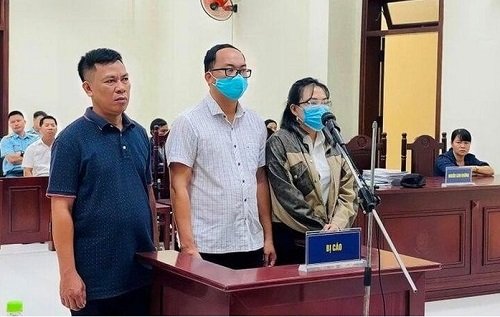 Cựu quân nhân tông chết nữ sinh lớp 12 ở Ninh Thuận sẽ hầu tòa vào ngày 5/12 Bị cáo Hoàng Văn Minh (giữa) tại phiên tòa xét xử vụ án.