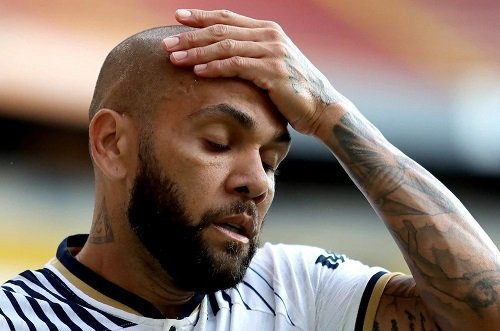 Cầu thủ Dani Alves bị tòa án xét xử vì tội tấn công tình dục Dani Alves sẽ phải ngồi tù cho đến lúc bị đưa ra xét xử.