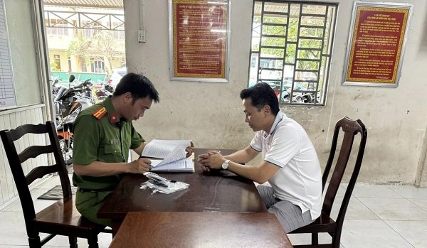 Tài xế điều khiển chiếc ô tô 'điên' tông liên tiếp 3 ô tô và 3 xe máy Bị cáo Phạm Cao Trí tại cơ quan công an.