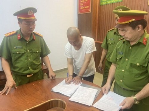 Công an TP HCM bắt giữ đối tượng tự xưng 'sư thầy Thích Tâm Phúc' để lừa đảo Bị cáo Nguyễn Minh Phúc tại cơ quan công an.
