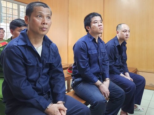 ''Nhà hảo tâm'' cầm đầu đường dây ma túy tại Sài Gòn Bị cáo Thông (trái), Hùng, Nam tại tòa.