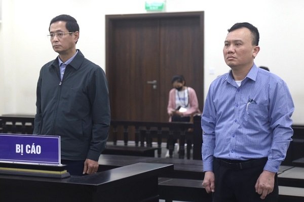 Cựu giám đốc Trung tâm Kiểm soát bệnh tật Hà Nội bị phạt 3 năm tù treo Ông Việt và ông Tuyến nghe tuyên án.