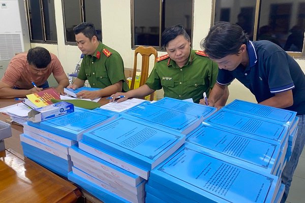 Bắt giữ nhóm đối tượng bán phần mềm để "phù phép" cho xe không đạt tiêu chuẩn Công an TP HCM thu thập hồ sơ vụ án.
