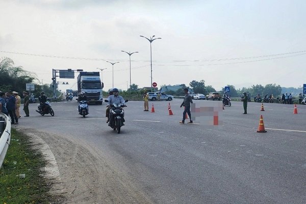 Tài xế có phải chịu trách nhiệm khi nam thanh niên lao vào xe tải tự vẫn? Hiện trường xảy ra vụ án mạng.