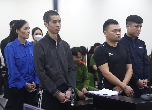TAND Hà Nội mở lại phiên xử vụ án cho vay lãi nặng liên quan nhiều cán bộ công an Bị cáo Thành (áo cộc) cùng các bị cáo khác tại tòa.