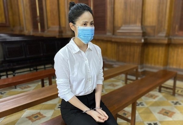 Chủ tịch HĐQT Việt Hưng Phát khai không lừa 1.200 tỷ đồng của 2 nữ đại gia Bị cáo Phùng Thị Nghệ tại phiên tòa xét xử vụ án.
