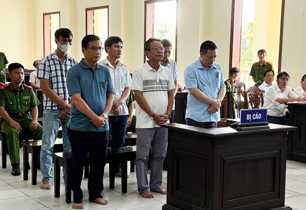 Cựu giám đốc Agribank bị TAND TP Cần Thơ khởi tố Các bị cáo tại phiên tòa xét xử vụ án.