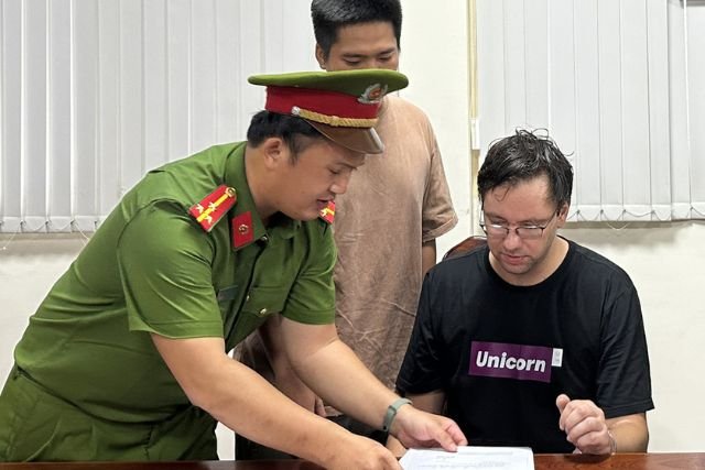 Bắt Giữ Ba Công Ty Nước Ngoài Cho Vay Lãi Suất Cắt Cổ, Thu Lợi Khổng Lồ 4.150 Tỷ Đồng. Aigars Plivčs (áo đen) đang lấy lời khai