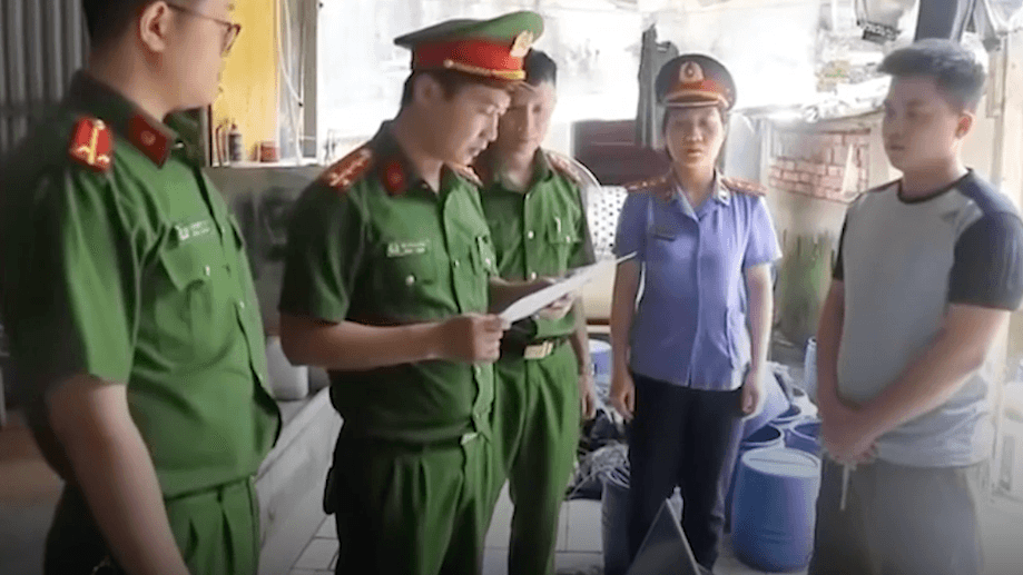 Đường Dây Sản Xuất Giá Đỗ Ngâm Hóa Chất Bị Tóm Gọn Ở Nghệ An Cảnh sát tiến hành khám xét các cơ sở sản xuất giá đỗ ngày 11/4.