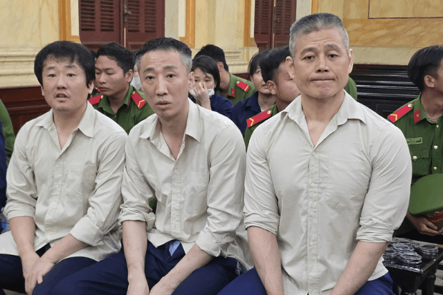 Chủ nhà hàng Hàn Quốc tại TP HCM thừa nhận tổ chức cho tiếp viên bán dâm, lĩnh án 7 năm tù Son Taeheum (ngoài cùng bên phải) cùng nhóm bị cáo đồng hương tại tòa.