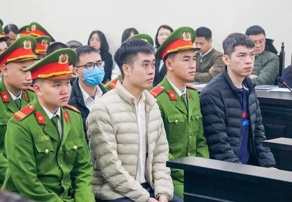 Ông Thịnh (áo trắng) và các lãnh đạo Z Holding